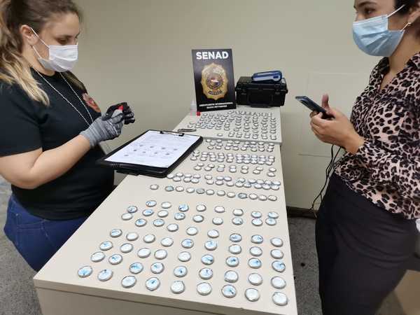 Detectan cocaína dentro de botones en el aeropuerto - ADN Digital