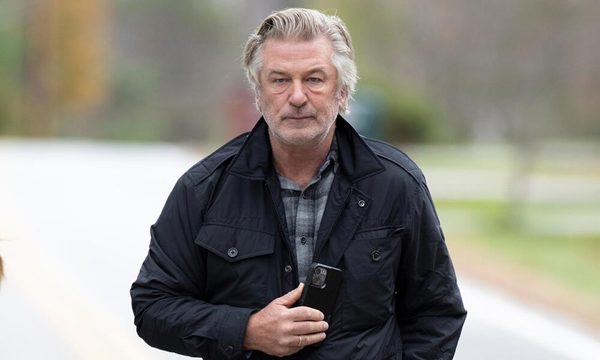 Presentan la primera demanda contra Alec Baldwin luego de la tragedia en la filmación de “Rust”
