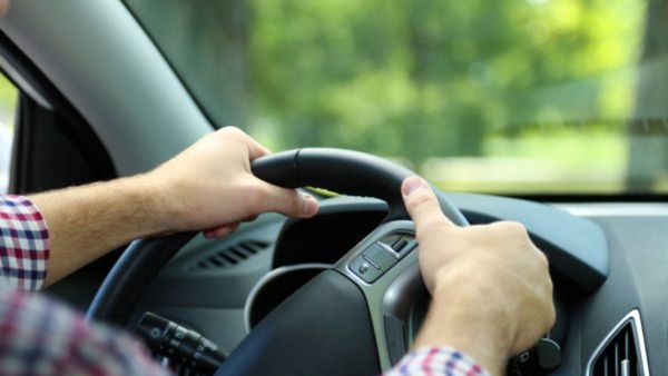 Contó que su novia se enojó por llevar a su mamá adelante en auto y armó debate