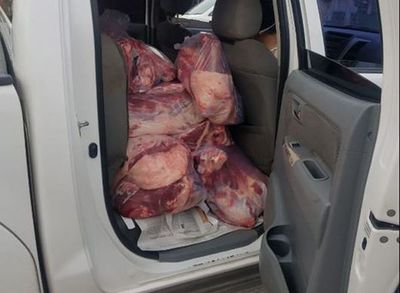 Detienen a dos policías con carne de contrabando de Argentina - Nacionales - ABC Color