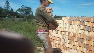 Joven se recibió de abogada trabajando como ayudante del albañil