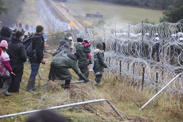 ¡Terrible! Miles de migrantes en la frontera entre Polonia y Bielorrusia sufren temperaturas bajo cero, hipotermia, deshidratac