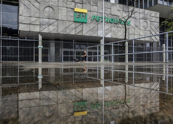 La brasileña Petrobras vende una de sus refinerías a la canadiense F&M Resources - MarketData