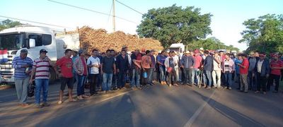 Con unos 100 camiones exigen el nuevo tren de molienda para la alcoholera de Mauricio José Troche - Nacionales - ABC Color