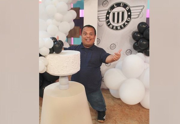 Crónica / LLEGÓ A LOS 40. Festejó con los colores de su nuevo club