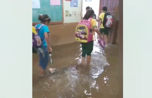 Crónica / Se “inundan” de tristeza al ver las aulas bajo agua