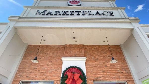 La Navidad ya llegó a Marketplace con árboles de todos los tamaños (y los arman en tu casa)