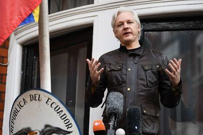 Assange recibe el permiso para casarse en prisión con su pareja - Mundo - ABC Color