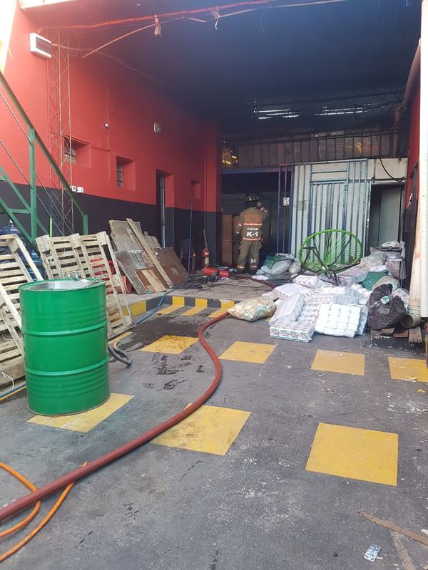 Bomberos controlan incendio en depósito de productos de limpieza en Loma Pytã - Nacionales - ABC Color