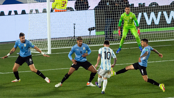 Uruguay y Argentina juegan por puntos vitales para ir a Catar