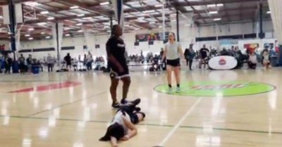Basquetbolista juvenil sufrió conmoción cerebral tras recibir un brutal golpe de una rival - SNT