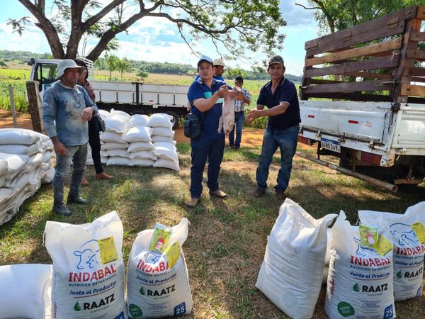 Familias de Caazapá reciben insumos para desarrollar diversos proyectos productivos - .::Agencia IP::.