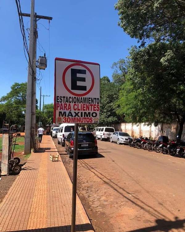 Inadaptados incumplen señales de tránsito en mercado de abasto - La Clave