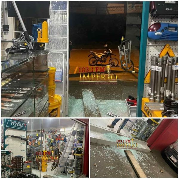 Delincuentes roban objetos de una tienda de herramientas y accesorios