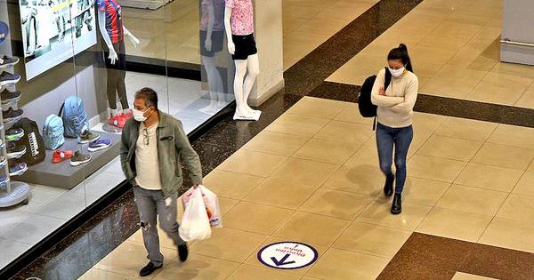 La Nación / La confianza del consumidor retrocede casi tres puntos en octubre, pero sigue positiva