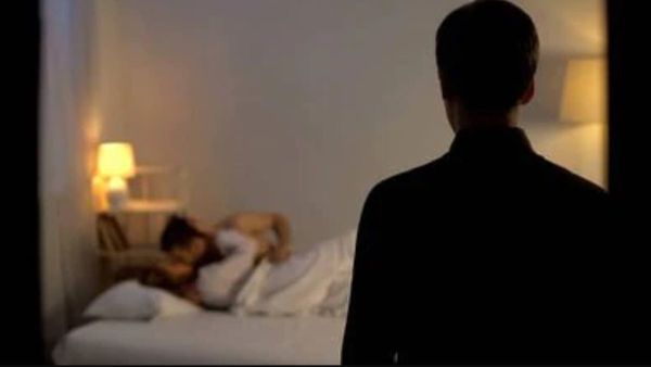 Pilló con otro a su esposa en la cama y le avisó al cuerno que estacionó mal