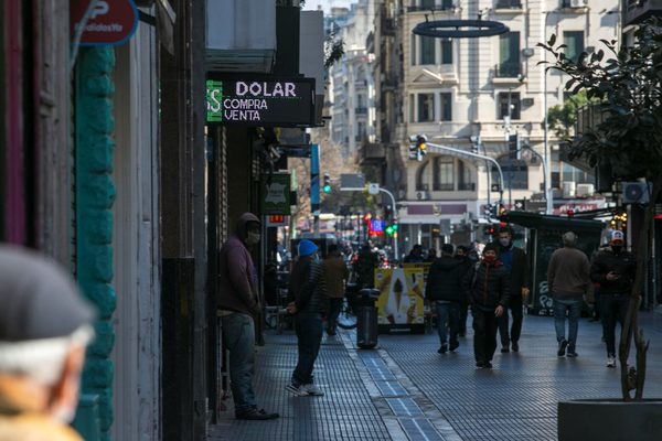 El dólar informal cede en Argentina tras tocar máximo en la previa electoral - MarketData