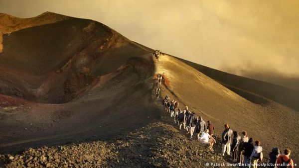 El misterio del cadáver con corbata hallado en una cueva del monte Etna en Italia