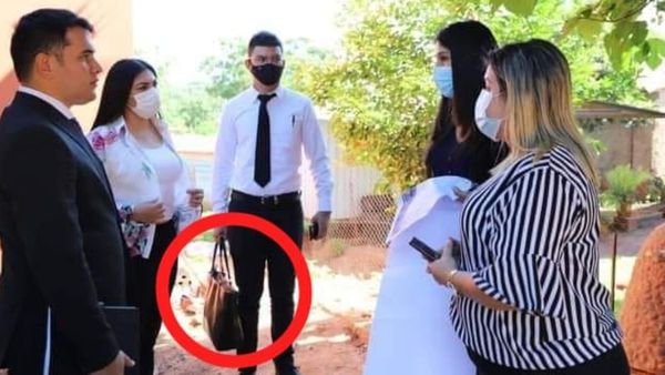 Polémica por "ataja carteras" de novia de Portillo en muni de Luque