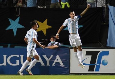 Argentina derrota a Uruguay y se acerca a Catar 2022