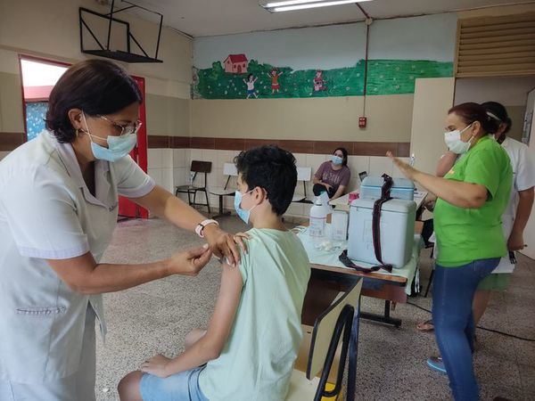 Más de 4.500 personas se inmunizaron contra el covid-19 en el Hospital de Clínicas - Nacionales - ABC Color