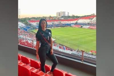 Crónica / DESDE LAS GRADAS. El look “canchero” de las doñas de albirrojos