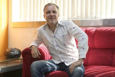 Crónica / ESTÁ SIN VOZ Transmitió partido con una bronquitis