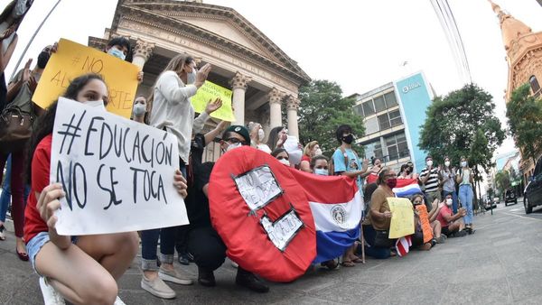 Becarios y científicos protestan contra el recorte en Educación