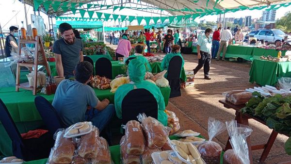 Realizan una exitosa feria en la Costanera de Encarnación