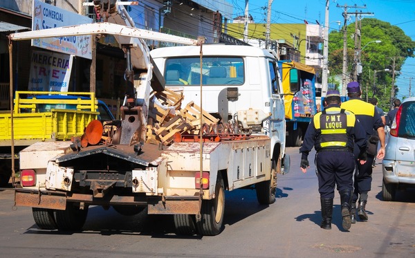 PMT de Luque realiza despeje de espacios públicos en zona del Mercado Municipal •