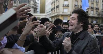 La Nación / Milei, el ultraliberal que ofrece acabar con la “casta política” argentina