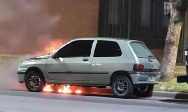 Prendió fuego al auto de su novio infiel y dejó un mensaje en el bidón de combustible: “No vas a querer jugar más con ninguna mujer” - OviedoPress