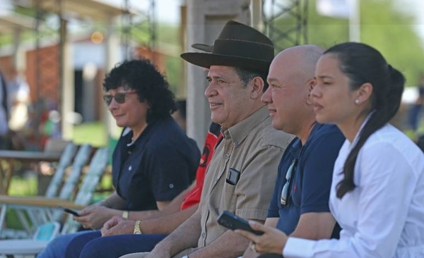 Diario HOY | Cartes asiste al concurso criollo de la Ganadera Sofía y Chajha