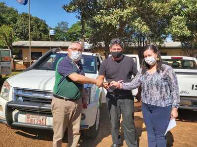Entregan vehículos a servicios de Minga Guazú, Hernandarias y Ñacunday