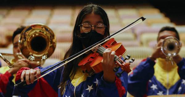 La Nación / Venezuela busca récord Guinness con orquesta de 12.000 jóvenes