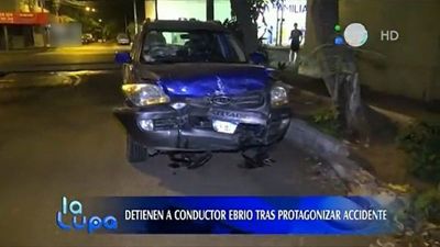 Conductor ebrio ocasiona accidente, intenta huir y termina detenido