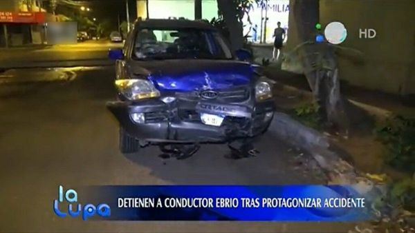Conductor ebrio ocasiona accidente, intenta huir y termina detenido