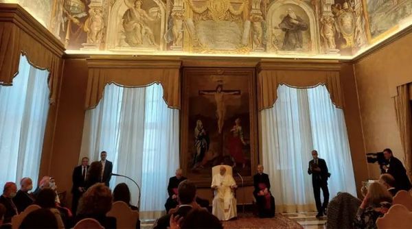 El Papa a periodistas: Recuerden que la Iglesia no es una organización política