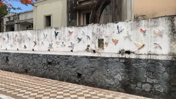 Decoran murallas del cementerio de la Recoleta en acto simbólico por desaparecidos - Nacionales - ABC Color