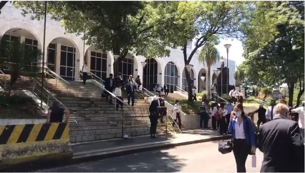 Corte investiga denuncia de supuesta ausencia masiva de funcionarios - Nacionales - ABC Color