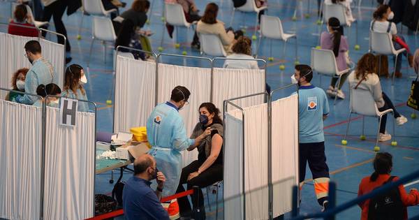 La Nación / Líder en vacunación, España se libra de ola de infecciones de Europa