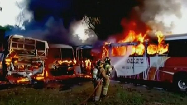 Gran incendio afecta a 7 buses en taller en Villa Elisa