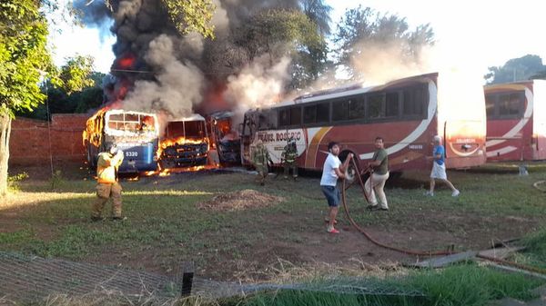 Varios buses se incendian en Villa Elisa - Nacionales - ABC Color