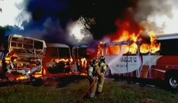 Gran incendio afecta a 7 buses en taller en Villa Elisa
