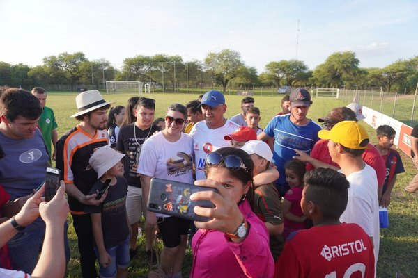 Francisco Arce causa furor en el Chaco junto a otros exfutbolistas
