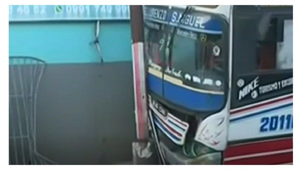 Un bus interno choca contra un inquilinato en San Lorenzo