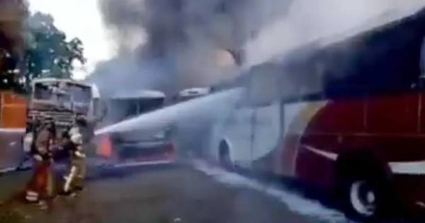 La Nación / Al menos 7 buses se incendiaron en Villa Elisa
