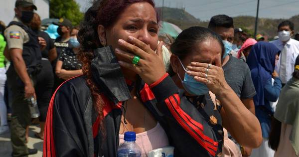 La Nación / Familias de reos enfrentan un calvario por información tras masacre carcelaria en Ecuador