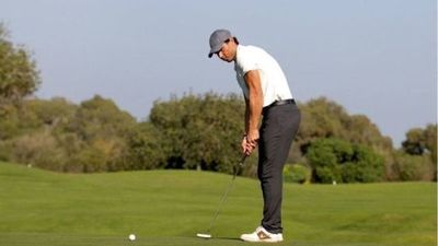 Rafael Nadal, todo un deportista: fue captado jugando un torneo de golf, en un campo de España