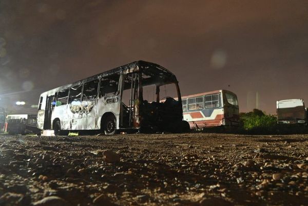 Bus de la Línea 2 y 7 Guaraní SRL se incendió en su parada - Nacionales - ABC Color